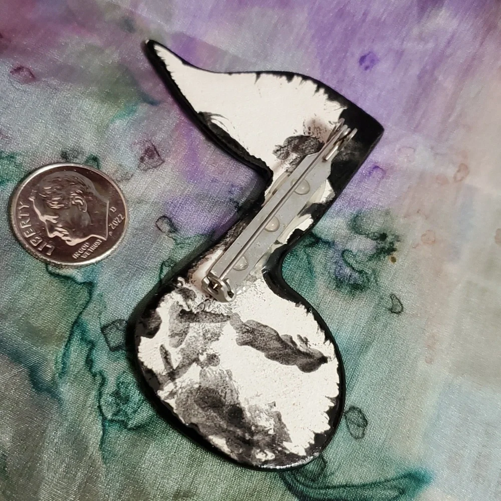 Quarter note ceramic pin
